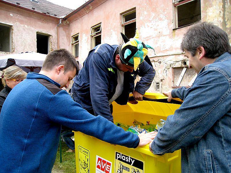 Nová Včelnice drží nový český rekord, když dokázala vmístit 1333 PET lahví do jednoho kontejneru.