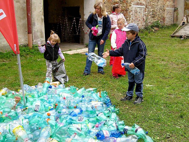 Zcela spontánně se malé novovčelnické ratolesti chopily úkolu sešlapat donesené plastové láhve, za což si vysloužily vstup do Pohádkového lesa plného překvapení.