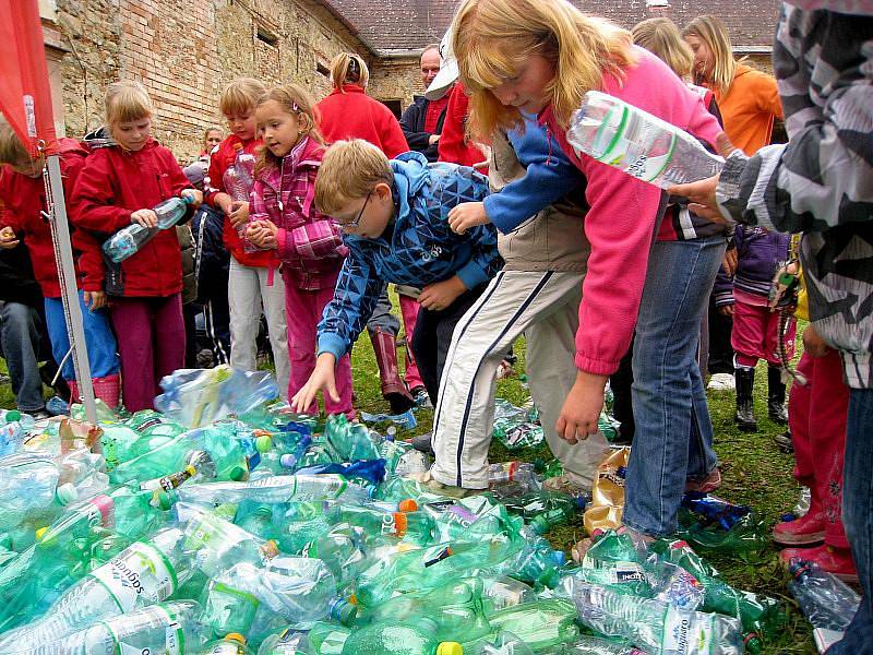 Zcela spontánně se malé novovčelnické ratolesti chopily úkolu sešlapat donesené plastové láhve, za což si vysloužily vstup do Pohádkového lesa plného překvapení.