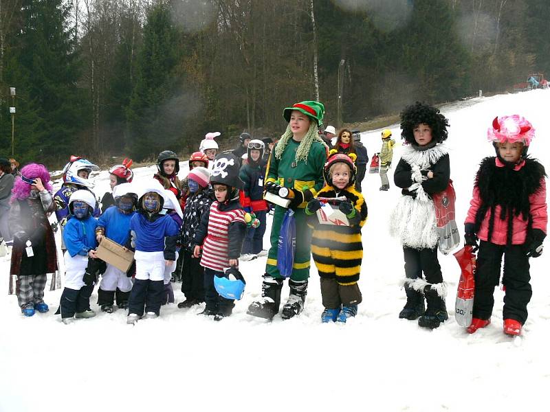 Maškarní karneval na sjezdovce v N. Bystřici. 