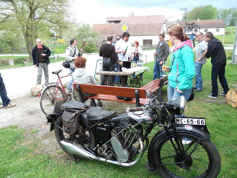 V Muzeu motorových kol v Horní Radouni byla slavnostně otevřená výstava fotografií Bugatti v Čechách. 