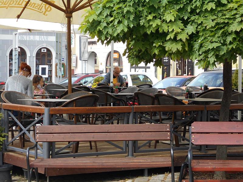 Restaurace i cukrárny v Jindřichově Hradci v pondělí otevřely zahrádky.