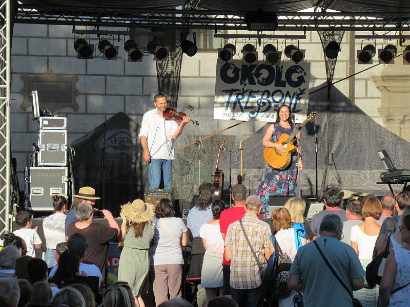 Festival Okolo Třeboně již tradičně zahájil prázdniny, v sobotu 4. července se na zámeckém nádvoří představila zpěvačka Jana Rychterová, kapela Epydemye a Xindl X.