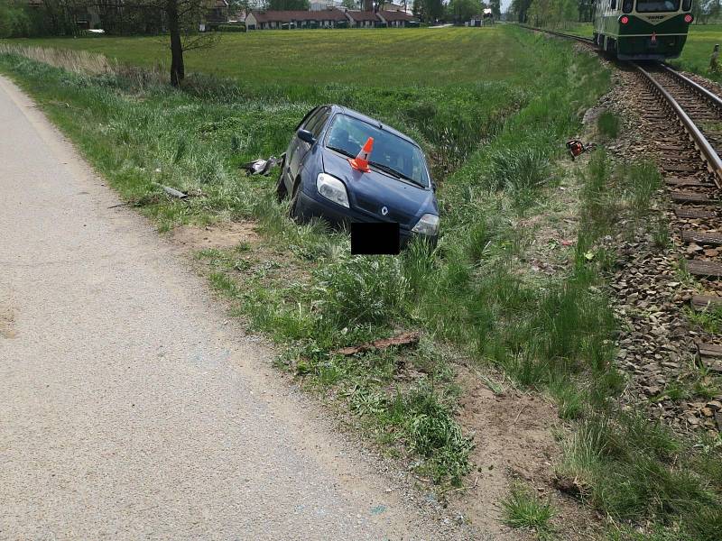 Střet auta s vlakem na úzkorozchodném železničním přejezdu v Nové Včelnici.