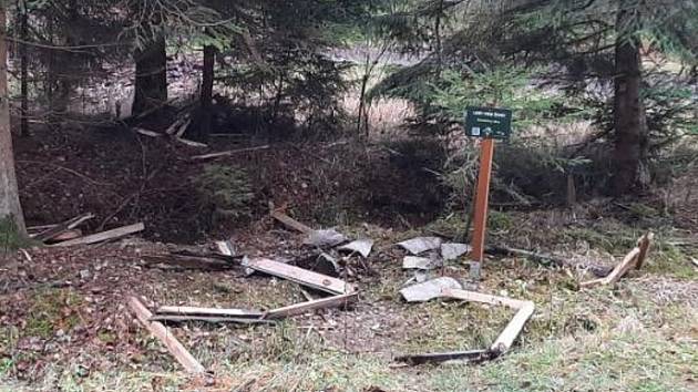 Studánku na turistické stezce z Horního Skrýchova na Lovětín zničil výbuch.