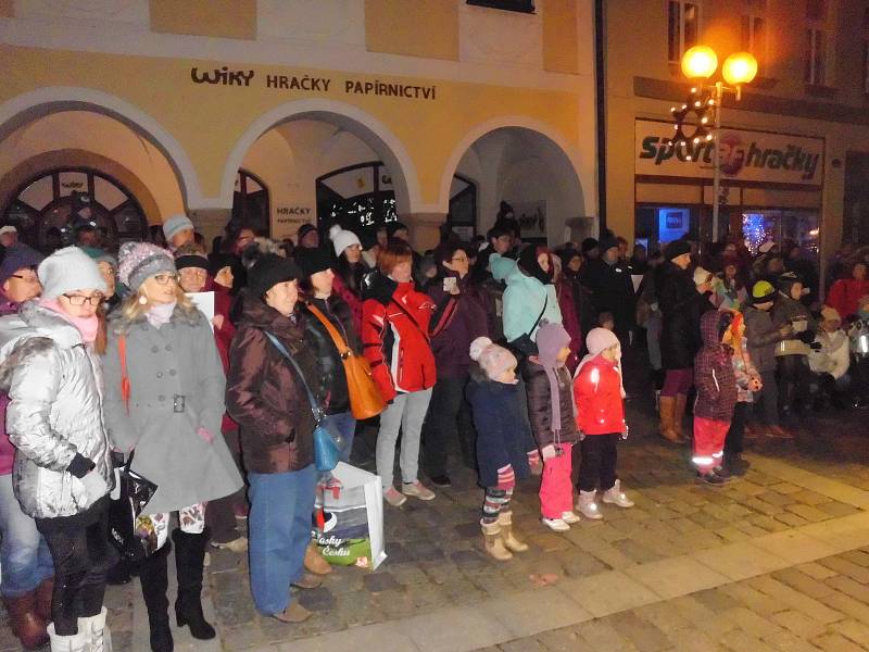 V Třeboni na Masarykově náměstí si koledy zazpívalo na tři stovky lidí.