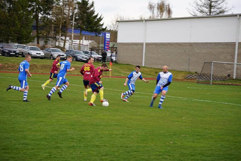 Fotbalisté Studené (v modrobílém) zvítězili v dohrávce I.B třídy na hřišti Nové Bystřice 3:1.