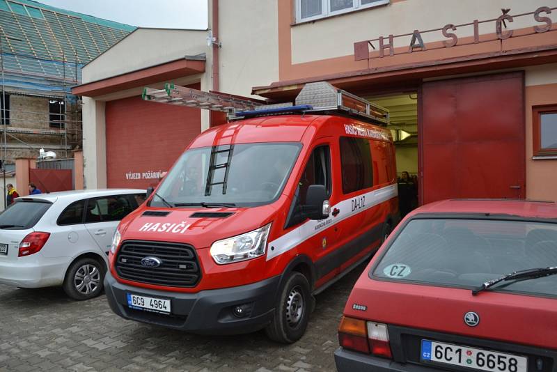 SBOR DOBROVOLNÝCH HASIČŮ v Kardašově Řečici vloni oslavil 140 let od svého založení. Momentky z natáčení do soutěže Dobráci roku, kterou pořádá Český rozhlas Č. Budějovice. 