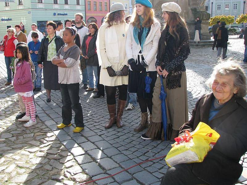 Pouliční slavnost na náměstí Míru v Jindřichově Hradci. 