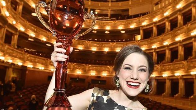Lenka Pavlovič, která začínala v třeboňské základní umělecké škole, získala cenu Thálie za roli Hortenzie v inscenaci Ples v opeře.