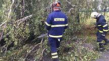 Rušnou noc z pátku na sobotu měli i hasiči z Deštné. Mimo jiné v Rosičce odstraňovali strom spadlý na střechu domu a u Chotěmic, které již leží v sousedním okrese, prořezávali zatarasenou silnici.