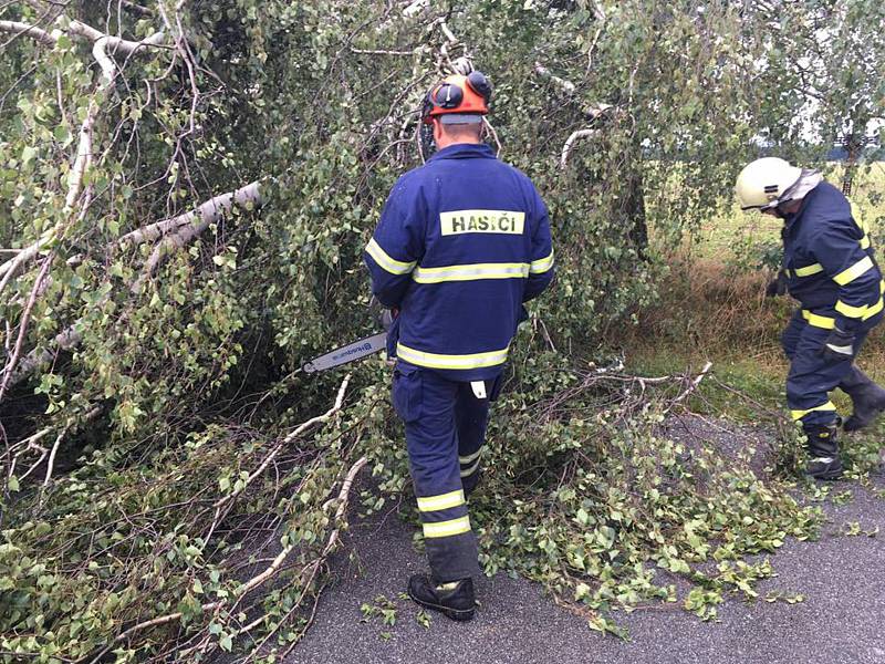 Rušnou noc z pátku na sobotu měli i hasiči z Deštné. Mimo jiné v Rosičce odstraňovali strom spadlý na střechu domu a u Chotěmic, které již leží v sousedním okrese, prořezávali zatarasenou silnici.