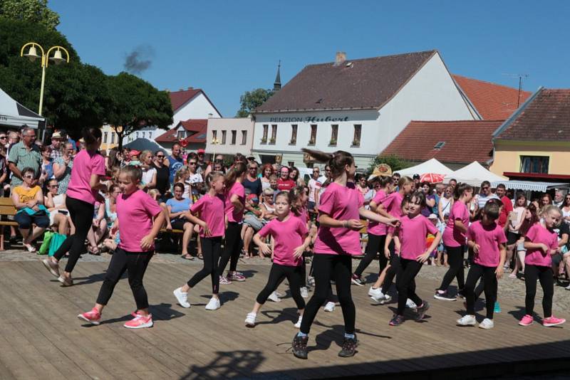 Pouťové pódium v Kardašově Řečici.