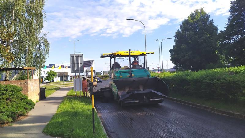 Tento týden vypukla rekonstrukce páteřní komunikaci sídlištěm Vajgar. V prvním úseku od kruháče u bazénu se ve středu ráno začal pokládat asfalt.