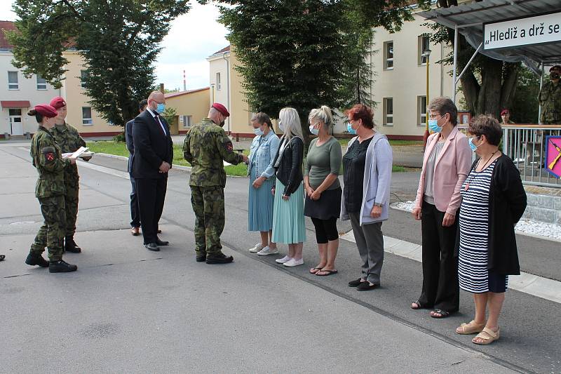 Vojáci v Jindřichově Hradci si slavnostním nástupem připomněli Den ozbrojených sil.