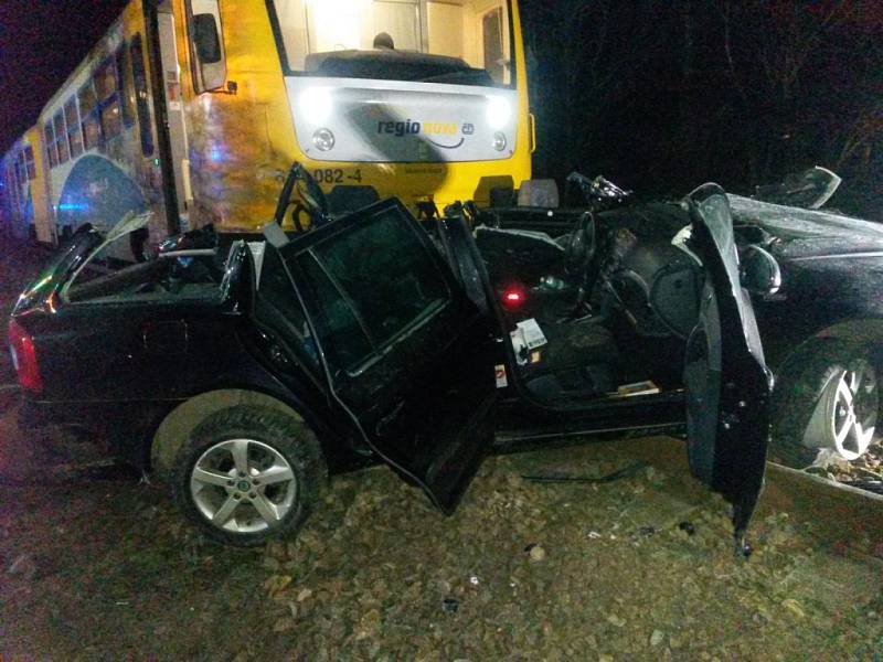 Střet osobního auta s vlakem na přejezdu ve Vitorazské ulici v Suchdole nad Lužnicí skončil smrtí třiapadesátiletého řidiče. 