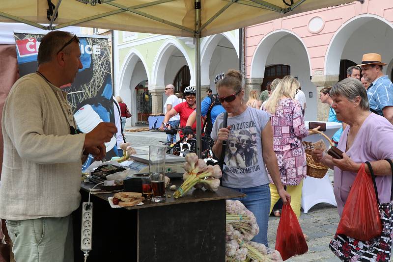 Trhy na náměstí v Třeboni navštěvují tisíce lidí z blízkého i širokého okolí.