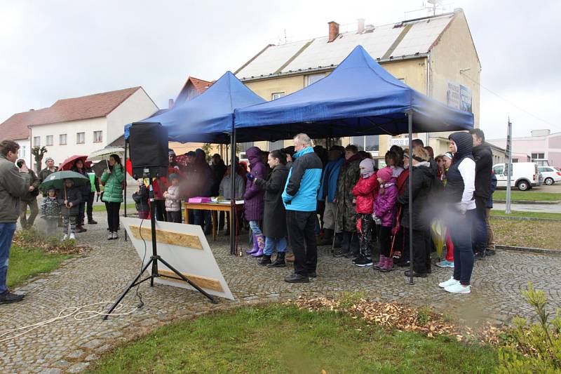 Několik desítek lidí se v Deštné v sobotu zúčastnilo pochodu proti zamýšlenému vybudování úložiště radioaktivního odpadu.