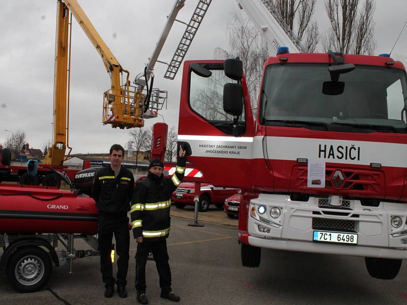 Profesionální hasiči se sešli u příležitosti 45. výročí založení sboru v J. Hradci a 40. výročí profitýmu v Třeboni. Součástí bylo slavnostní předání techniky. 