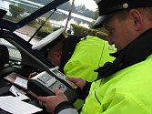 Policisté včera při bezpečnostní akci v Jindřichově Hradci na nábřeží zadrželi řidiče, který měl pozitivní dechovou zkoušku. Na snímku vyhodnocují měření přístroje.