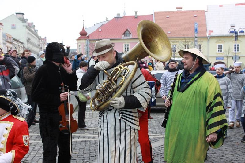 Masopustní průvod centrem Jindřichova Hradce skončil na náměstí Míru, kde se konaly soutěže v pojídání zabijačkových specialit.