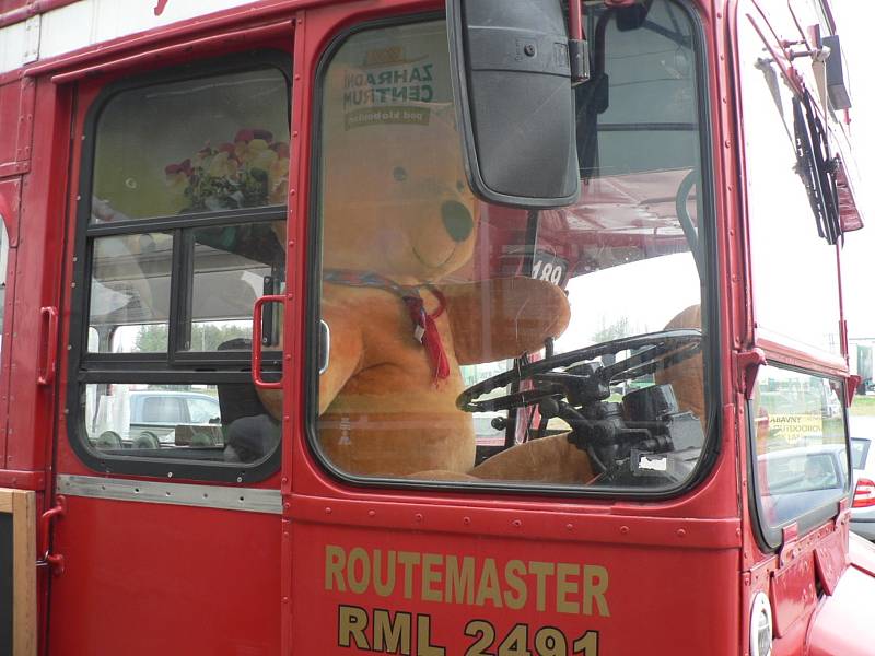 U jindřichohradeckého zahradního centra si lze koupit občerstvení z autobusu, který jako by přijel z Londýna.