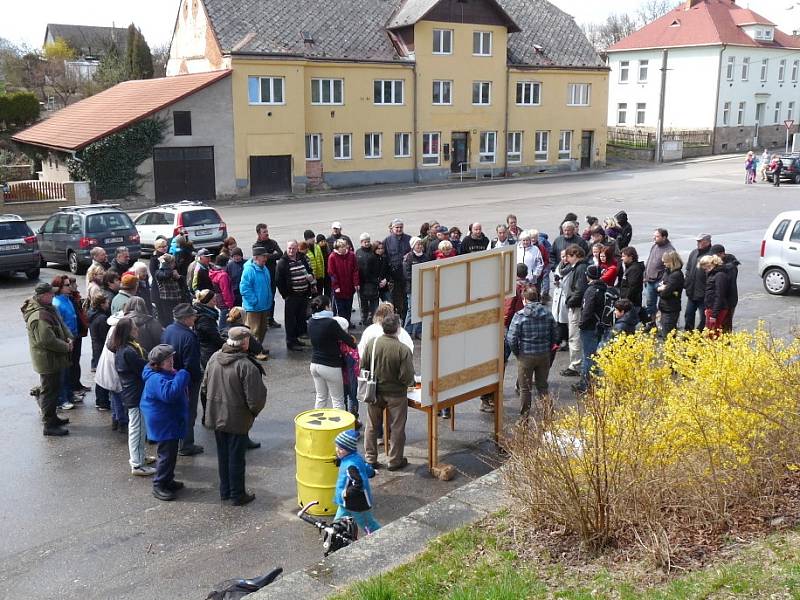 NA ČERTŮV KÁMEN se v sobotu z Lodhéřova na Jindřichohradecku vydalo zhruba osm desítek lidí v rámci Pochodu proti úložišti. Právě zde se nachází jedna z vytipovaných lokalit s názvem Čihadlo pro trvalé hlubinné úložiště radioaktivního odpadu. 