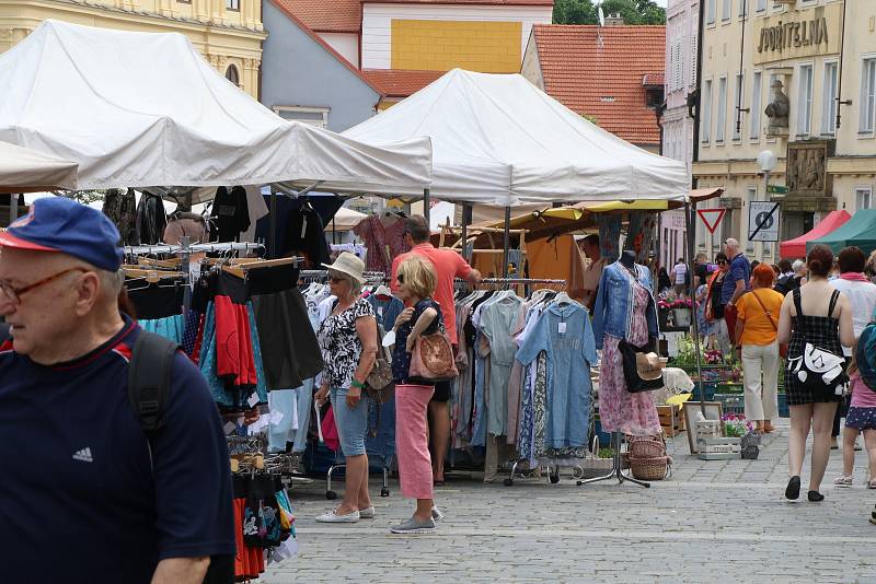 Trhy na náměstí v Třeboni navštěvují tisíce lidí z blízkého i širokého okolí.