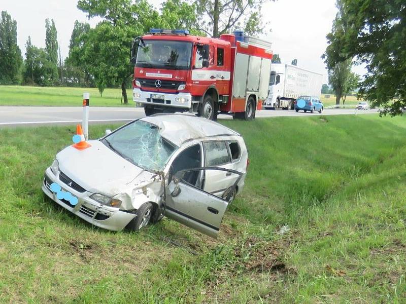 Předjíždění na mokré silnici u Protivína se řidič vymstilo. Po smyku se auto v příkopu několikrát převrátilo. Řidič utrpěl vážné zranění.