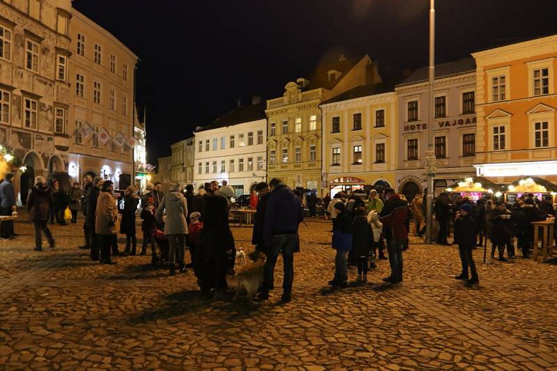 Na náměstí Míru v Hradci se jako obvykle rozdávalo betlémské světlo den před Štědrým dnem.