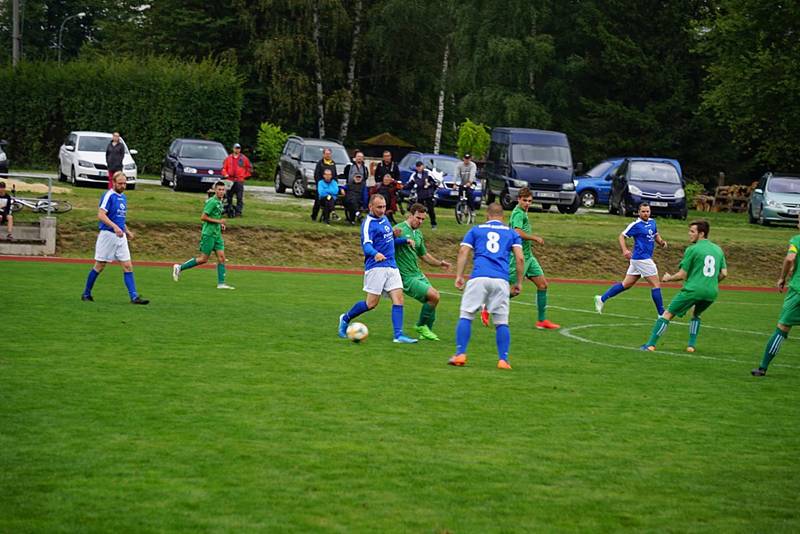 Premiérové vítězství v sezoně zaznamenali fotbalisté Lomnice (v zeleném), kteří uspěli v Nové Bystřici.