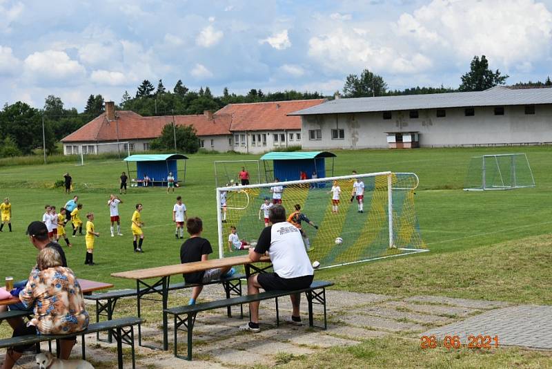 Ve Strmilově uspořádali žákovský fotbalový turnaj, jehož patronem byl herec Jakub Kohák.