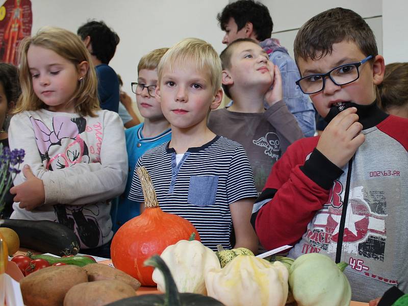 Ve 3. základní škole pořádají tradiční podzimní výstavu ovoce a zeleniny.