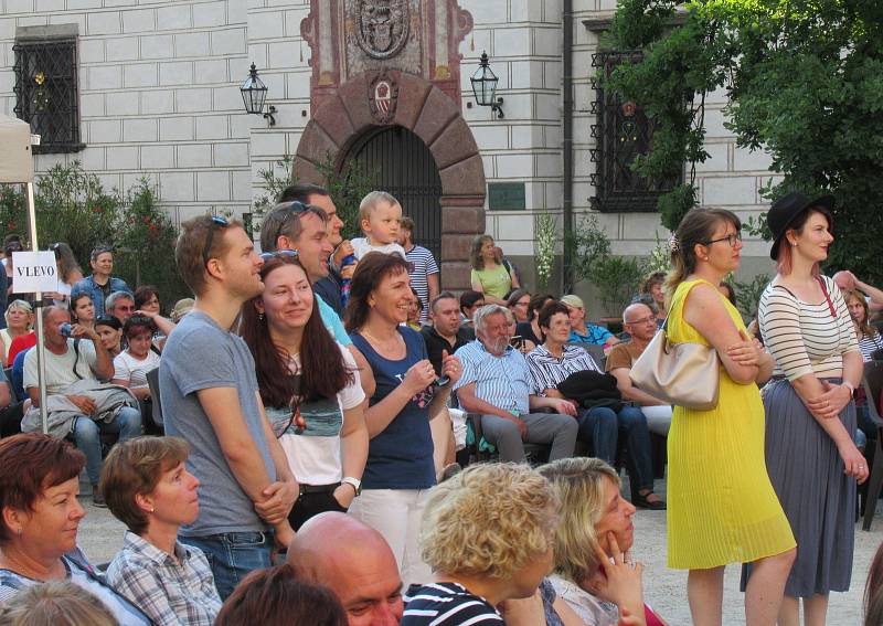 Festival Okolo Třeboně již tradičně zahájil prázdniny, v sobotu 4. července se na zámeckém nádvoří představila zpěvačka Jana Rychterová, kapela Epydemye a Xindl X.