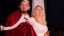 Představení Ženy Jindřicha VIII. aneb Chudák král(em) v podání Divadelního spolku J. K. Tyl z Kardašovy Řečice