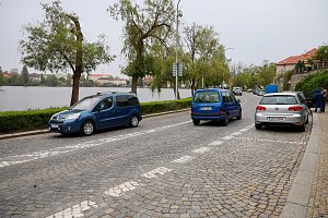 Části silnice na nábřeží Ladislava Stehny v Jindřichově Hradci jsou ve velmi špatném stavu, o čemž se přesvědčí tisíce řidičů denně.