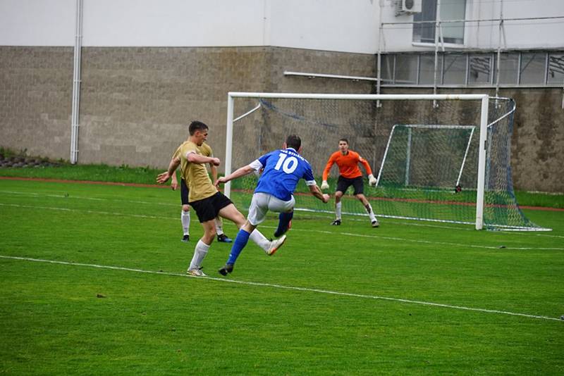 V 20. kole I. B třídy novobystřičtí fotbalisté remizovali na domácím trávníku s Českými Velenicemi 2:2.