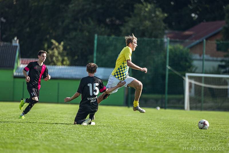 Jindřichohradečtí fotbalisté (ve žlutém) vyhráli přípravný duel v Dačicích 6:1.