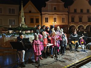 Akce Česko zpívá koledy se v Třeboni pravidelně účastní více než stovka lidí.