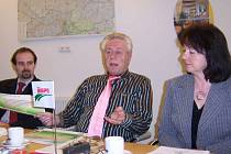 Na snímku o současnosti Sparkasse hovoří její ředitel Gerhard Fuchs. Vpravo je vedoucí úvěrového oddělení Ludmila Kubánková.