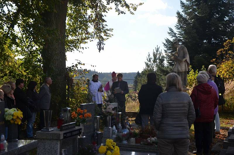 K 725. výročí vzniku si obecní úřad nechal vytvořit symboly, které v říjnu letošního roku během oslav Radounští přivítali.