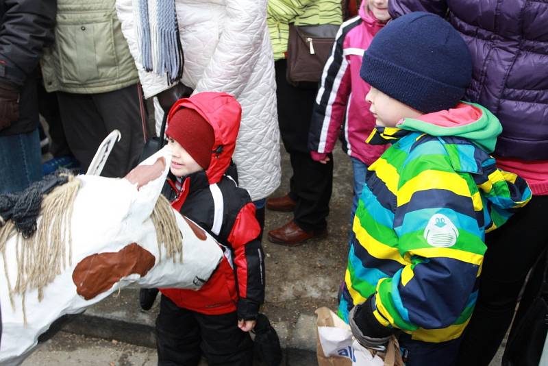 Masopustní průvod centrem Jindřichova Hradce skončil na náměstí Míru, kde se konaly soutěže v pojídání zabijačkových specialit.