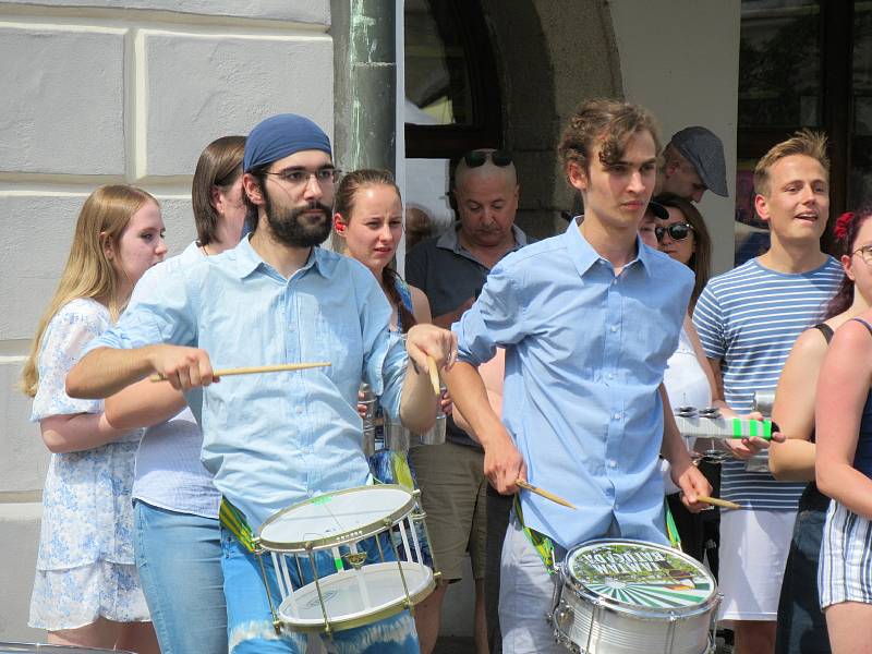 Festival Okolo Třeboně již tradičně zahájil prázdniny, v sobotu 4. července se na zámeckém nádvoří představila zpěvačka Jana Rychterová, kapela Epydemye a Xindl X.