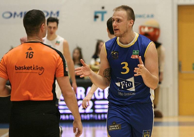Jindřichohradečtí basketbalisté (v modrém) prohráli v Děčíne rozdílem 11 bodů.