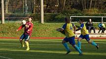 Fotbalisté Nové Bystřice (ve fialových dresech) v hlavním taháku 12. kola I. B třídy remizovali s Novou Včelnicí 1:1.