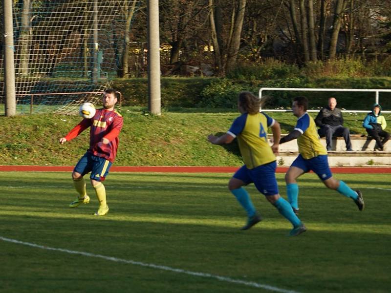 Fotbalisté Nové Bystřice (ve fialových dresech) v hlavním taháku 12. kola I. B třídy remizovali s Novou Včelnicí 1:1.