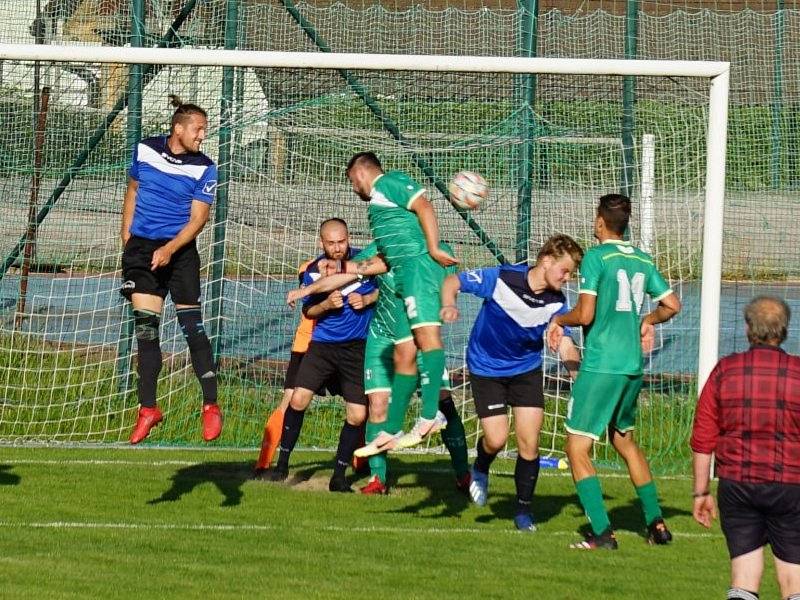 Fotbalisté společného týmu Číměře a Nové Bystřice dobře rozehraný duel se Starou Hlínou nedotáhli do úspěšného konce a prohráli 2:3.