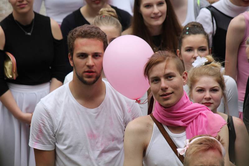 V pátek odpoledne se třetí zámecké nádvoří zaplnilo majálesovými maskami studentů čtyřech hradeckých středních škol.