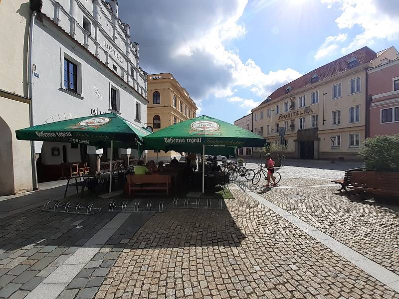 Podívejte, jak je krásně v centru Třeboně začátkem července.