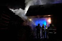 Požár u rodinného domu v Kolencích způsobil škodu za 300 tisíc korun.